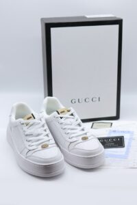 [국내배송]구찌 GG 엠보스 레더 남성 스니커즈 화이트
